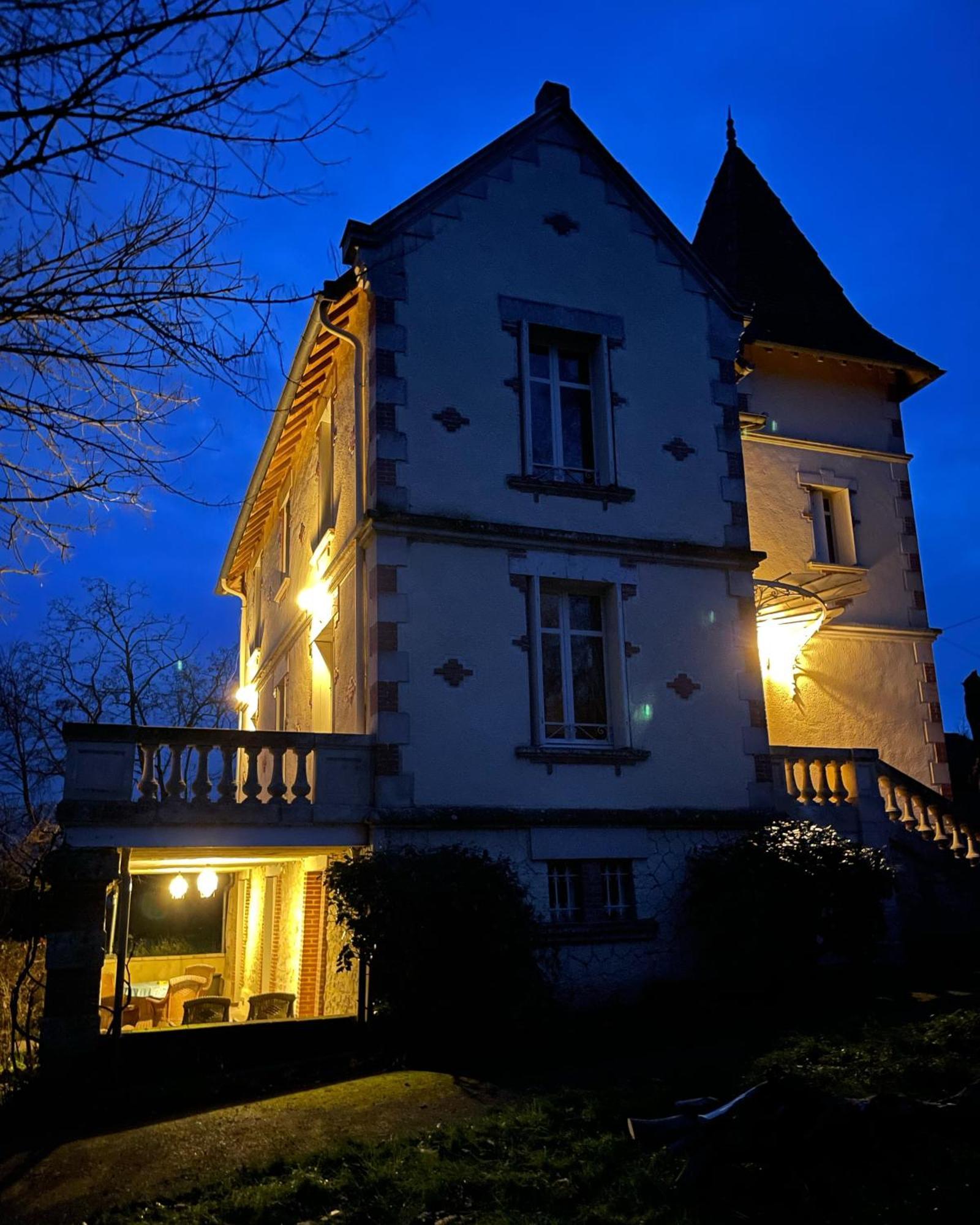 Petit Chateau Le Piot Bed & Breakfast Fleurance Exterior photo